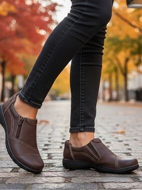 NWOB Clarks Carleigh Ray Dark Tan Nubuck Slip-On Shoe 10 Wide